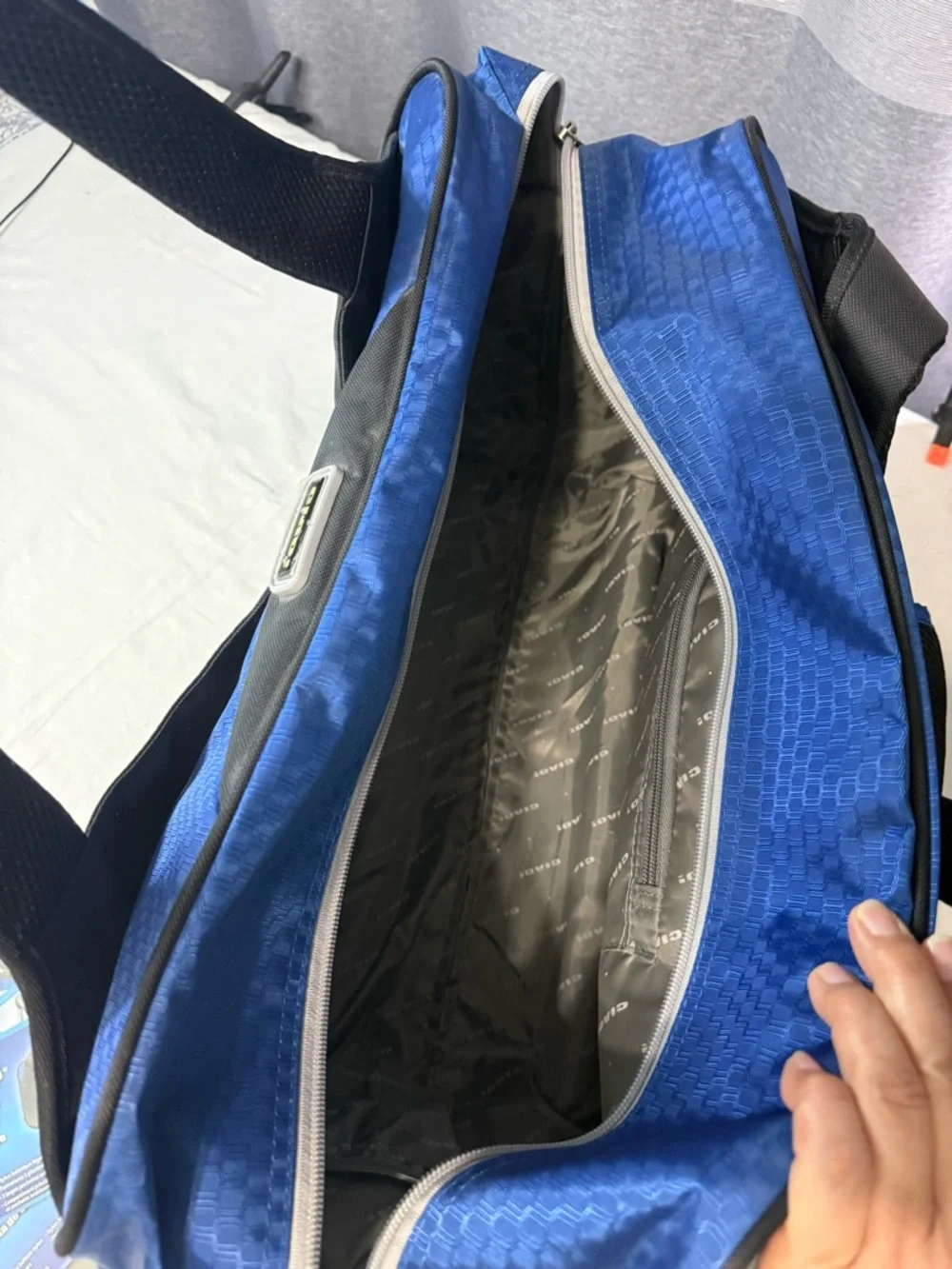NWT CIAO Brand Duffel Rolling Blue carry on bag retractable telescopic handle.